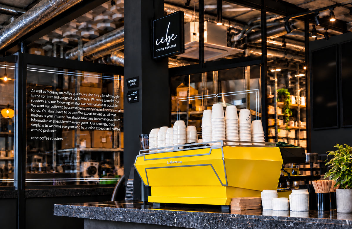 CEBE Boxhagener Straße 82: the bar with a yellow La Marzocco espresso machine.