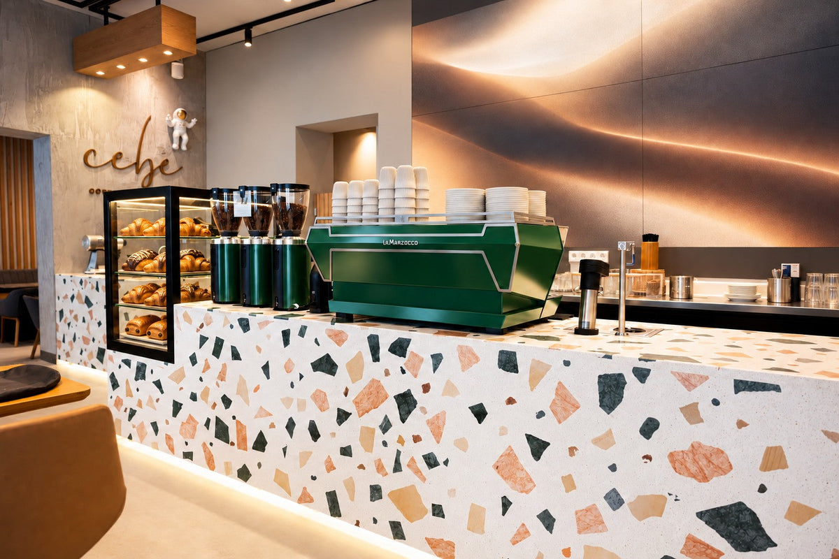 CEBE Voigtstraße 35: the bar with a green La Marzocco espresso machine.