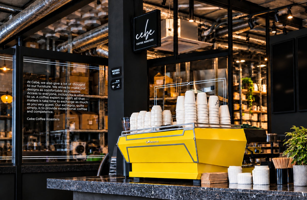 CEBE Boxhagener Straße 82: the bar with a yellow La Marzocco espresso machine.